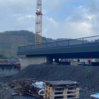 Die Bahn damit damit begonnen, die erste Brücke der Ahrtalbahn wieder einzuheben.