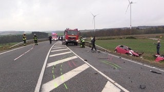 Auf der B327 bei Kastellaun ist eine Frau bei einem Autounfall tödlich verunglückt. 