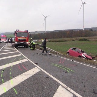 Auf der B327 bei Kastellaun ist eine Frau bei einem Autounfall tödlich verunglückt. 