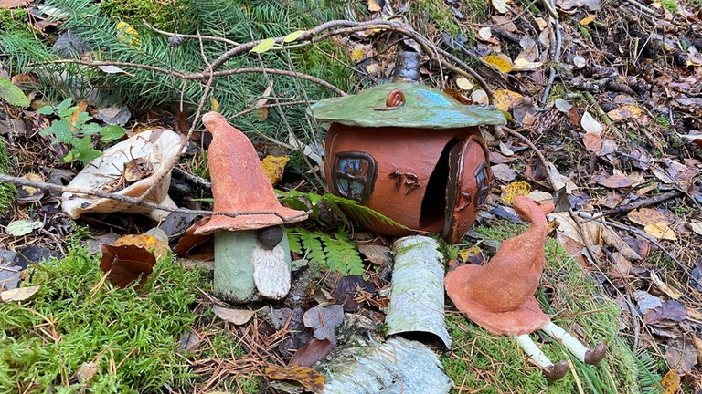 Liebevolle Details am Wichtelweg in Kottenheim: Ein Wichtelmännchen liegt im Moos.