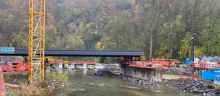 Die erste Eisenbahnbrücke im Ahrtal ist jetzt fertig eingehoben worden. 