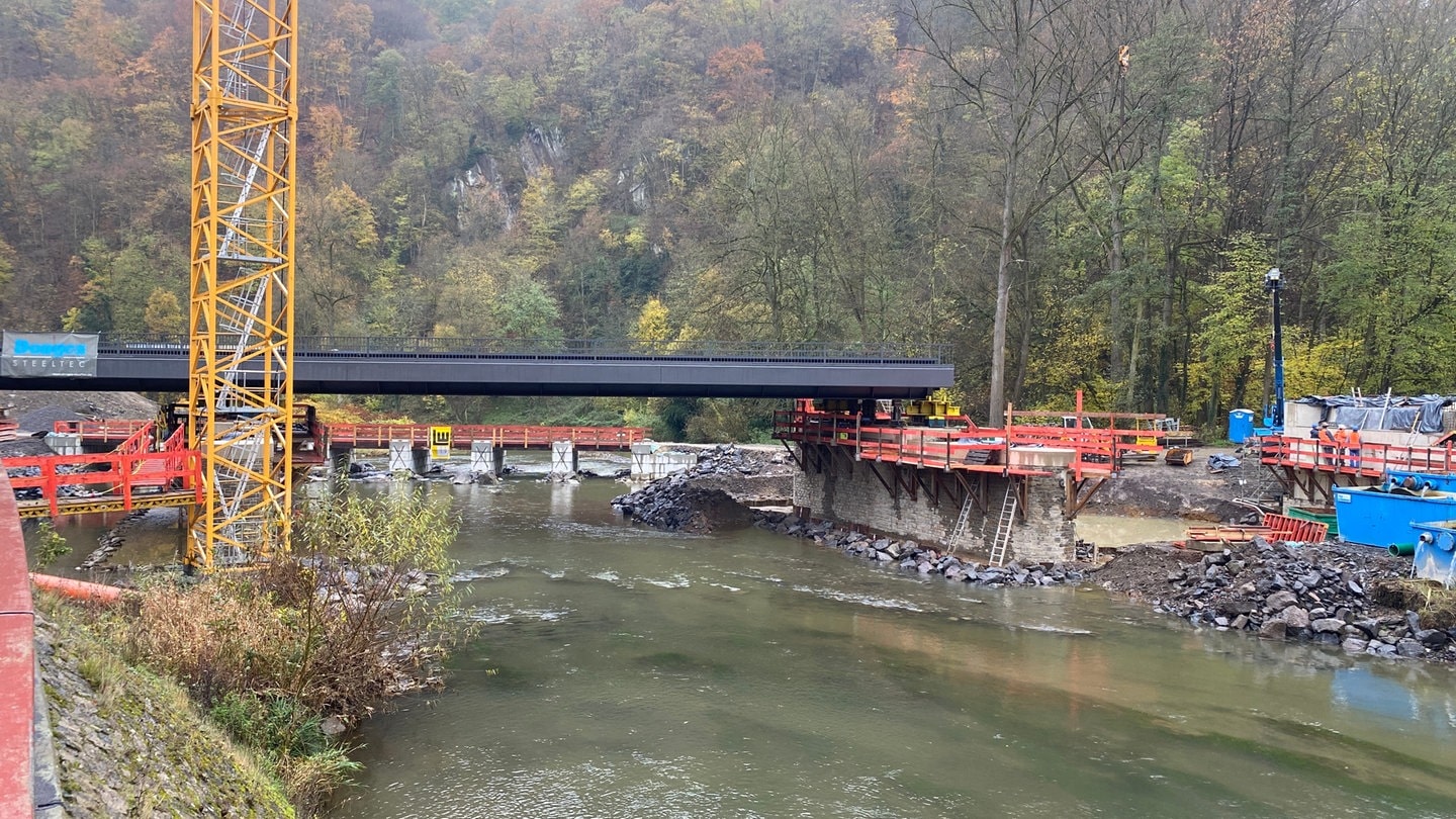 Die erste Eisenbahnbrücke im Ahrtal ist jetzt fertig eingehoben worden.