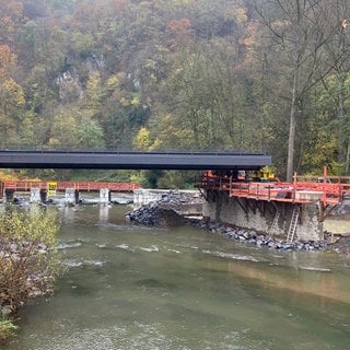 Die erste Eisenbahnbrücke im Ahrtal ist jetzt fertig eingehoben worden. 