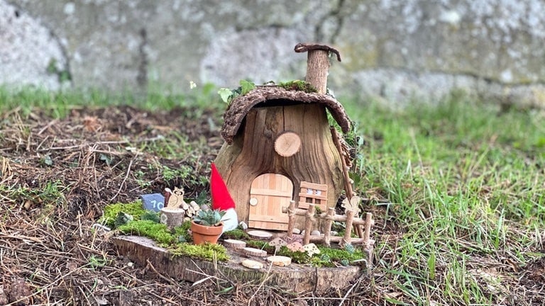 Eines der Wichtelhäuschen am Wichtelweg zwischen Hausen und Trimbs im Kreis Mayen-Koblenz. 