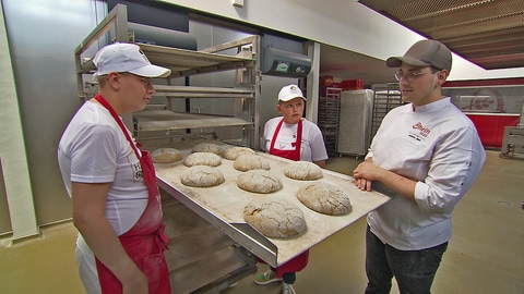 Clemens Wiede und Janic Schmitt lernen bei Bäckermeister Johannes Dhein, wie man Sauerteig-Brot backt