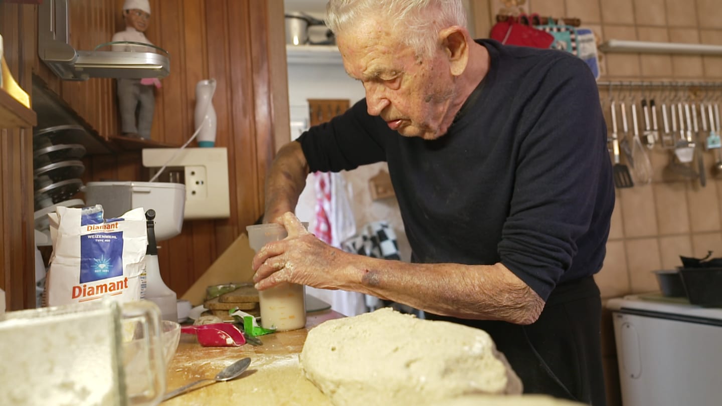 Der 103-jährige Bäckermeister Werner Kaiser aus Boppard backt noch regelmäßig Brot