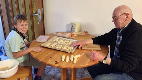 Clemens Wiede backt mit seinem Opa