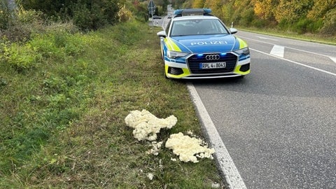 Bauschaum auf einer Wiese an der Landstraße 208