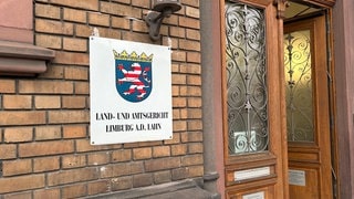 Haustüre und Schild des Landgerichts Limburg an der Lahn.