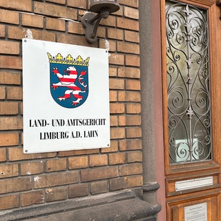 Haustüre und Schild des Landgerichts Limburg an der Lahn.