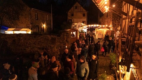 Der Weihnachtsmarkt in Mörz bei Münstermaifeld im Kreis Mayen-Koblenz.