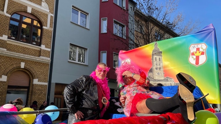 Lange auf Stöckelschuhen beim Rosenmontagszug 2023 in Koblenz unterwegs, danach eine Pause auf dem Motivwagen: Karneval ist jede Mühe wert, findet dieser Karnevalist. 