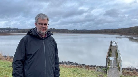 VG-Bürgermeister Markus Hof am Staubauwerk des Wiesensees, das vermutlich sabotiert wurde.