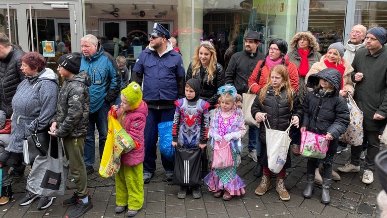 Kinder am Straßenrand beim Kinderumzug in Mayen, sie warten auf die Kamellen.