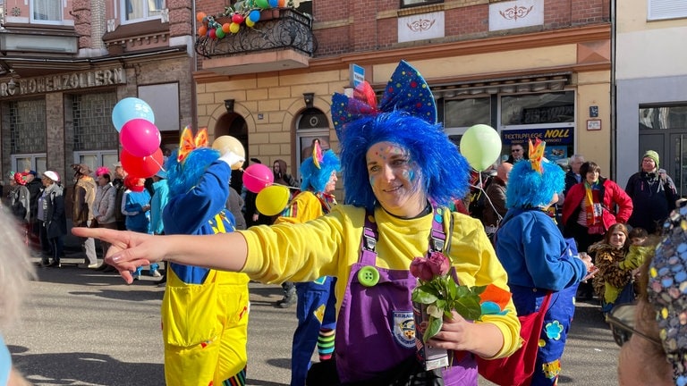 Die Teilnehmerinnen im Zug hatten genausoviel Spaß am Rosenmontagszug 2023 in Koblenz wie die Zuschauerinnen und Zuschauer am Straßenrand.