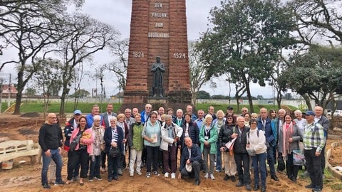 Die Brasilienfreunde aus dem Hunsrück vor dem Einwanderer Denkmal Sao Leopoldo in Brasilien.