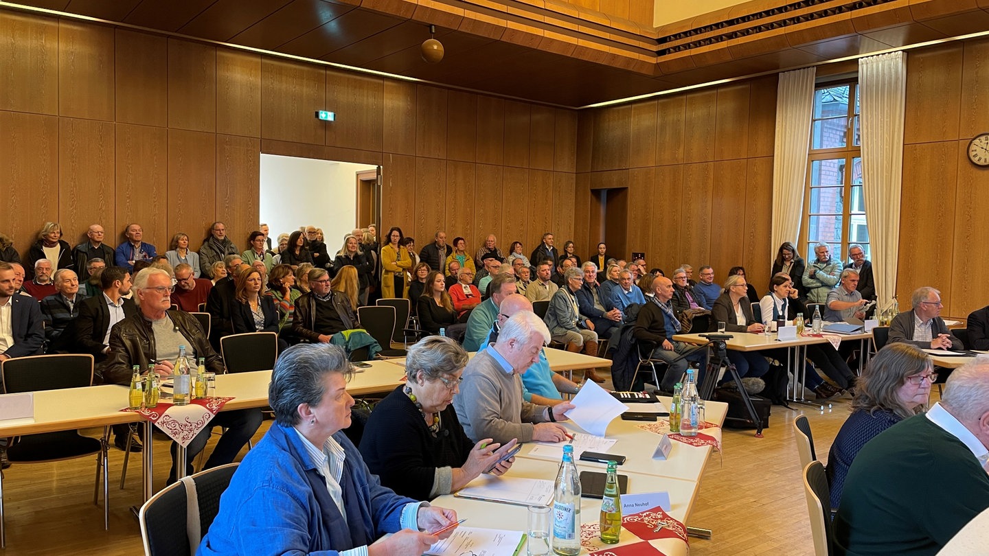 Rund 100 Zuschauer sind zur öffentlichen Sondersitzung des Kreisausschusses in Altenkirchen gekommen.