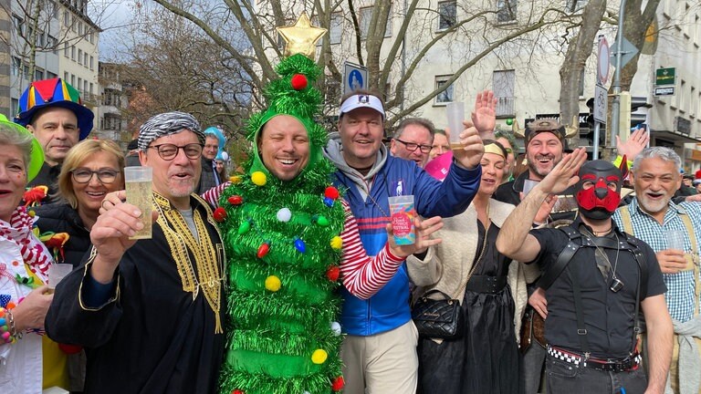 Beim Rosenmontagsumzug 2024 in Koblenz sind tausende Närrinnen und Narren am Straßenrand dabei. 