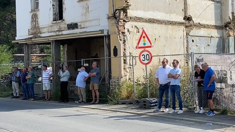 Von der gegenüberliegenden Straßenseite aus beobachteten Bürger aus Mayschoss den Abriss der Winzergenossenschaft.