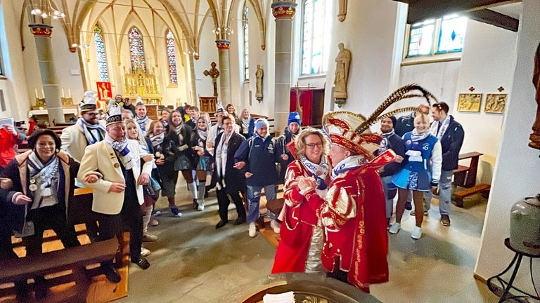 Nach der Messe zum Start in den Schwerdonnerstag wagt das Prinzenpaar aus Windhagen ein erstes Tänzchen. 