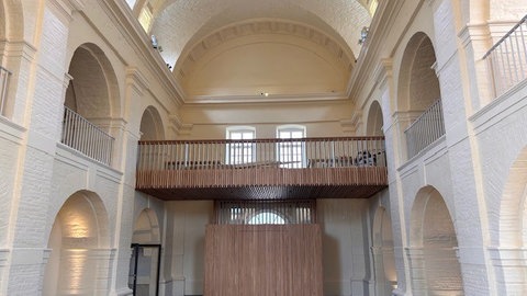 Der Innenraum der frisch renovierten Festungskirche auf der Festung Ehrenbreitstein in Koblenz.