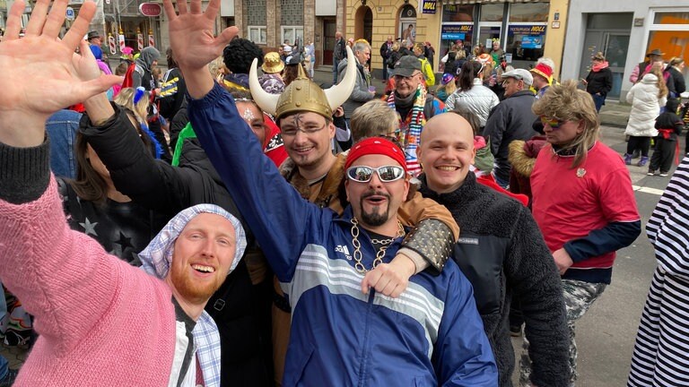 Tausende bunt kostümierte Karnevalisten feiern fröhlich in Koblenz den Rosenmontagsumzug 2024. 