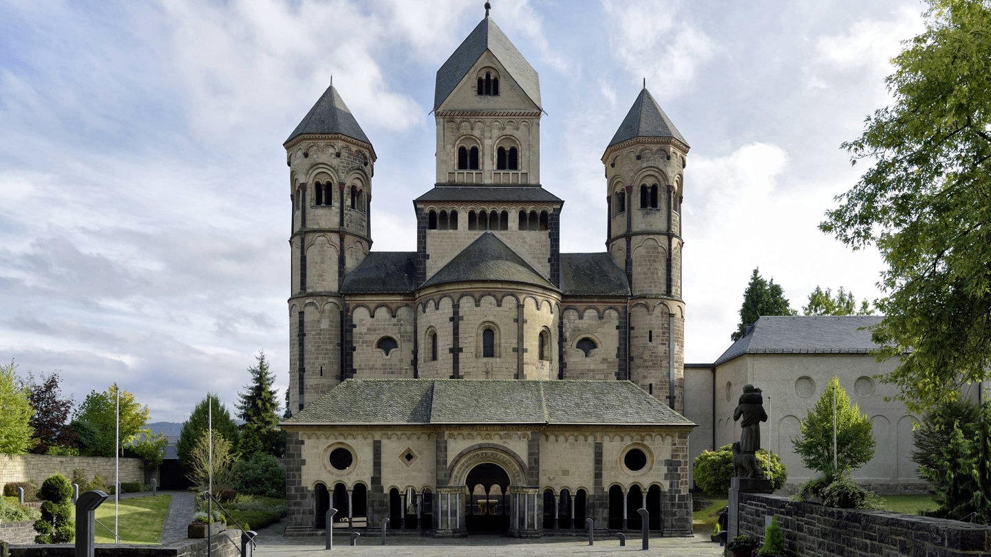 Die Benediktinerabtei Maria Laach in der Eifel ist ein wichtige Baudenkmal aus dem Hochmittelalter. Jetzt wurden dort die beiden Orgeln modernisiert und offiziel eingeweiht.