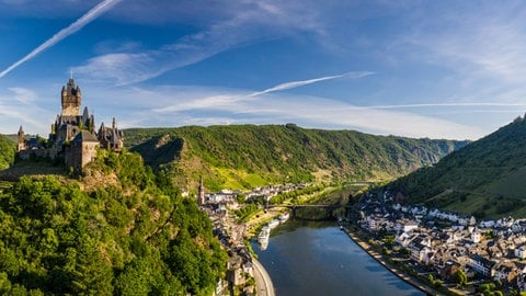 Die Reichsburg hoch über Cochem an der Mosel, sie ist das Wahrzeichen der Stadt.