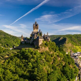 Die Reichsburg hoch über Cochem an der Mosel, sie ist das Wahrzeichen der Stadt.