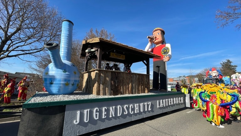 Ein Mottowagen in Heimbach-Weis zum Thema Legalisierung von Cannabis.