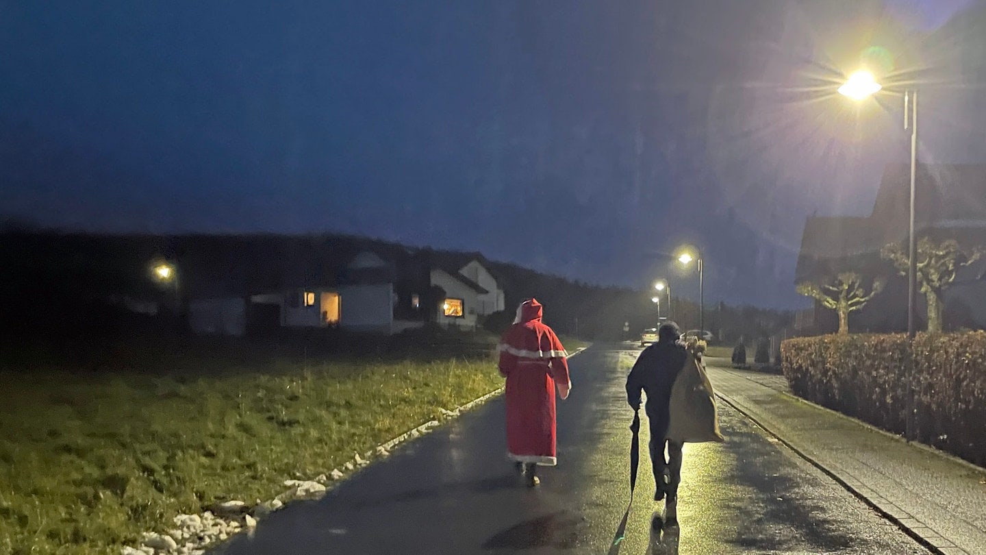 60 Jahre lang war Klaus Mönig der Nikolaus in Müllenbach im Kreis Ahrweiler, jetzt hat er aufgehört.