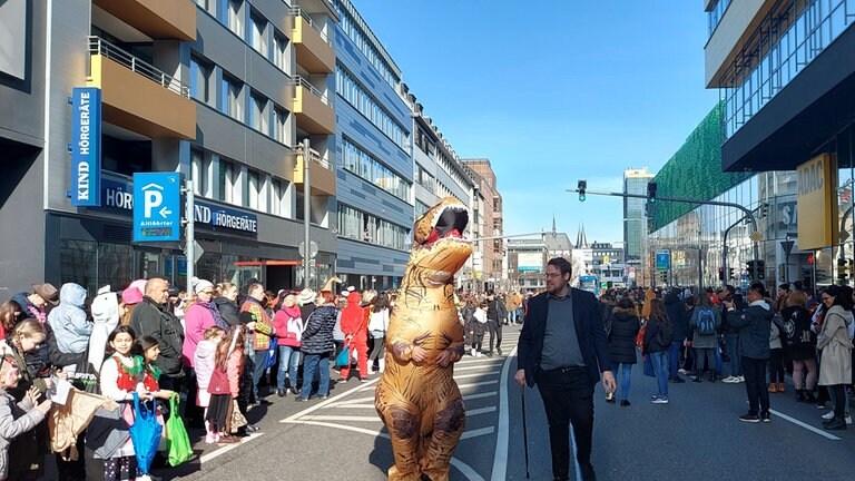 Auch dieser Dino feiert in Koblenz den Rosenmontag 2023.