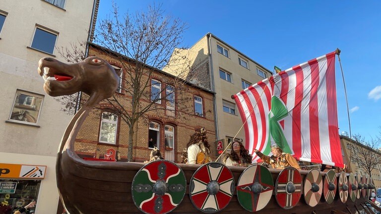 Vom hohen Norden an den Mittelrhein: Auch diese "Wikinger" waren beim Rosenmontagszug 2023 in Koblenz dabei. 