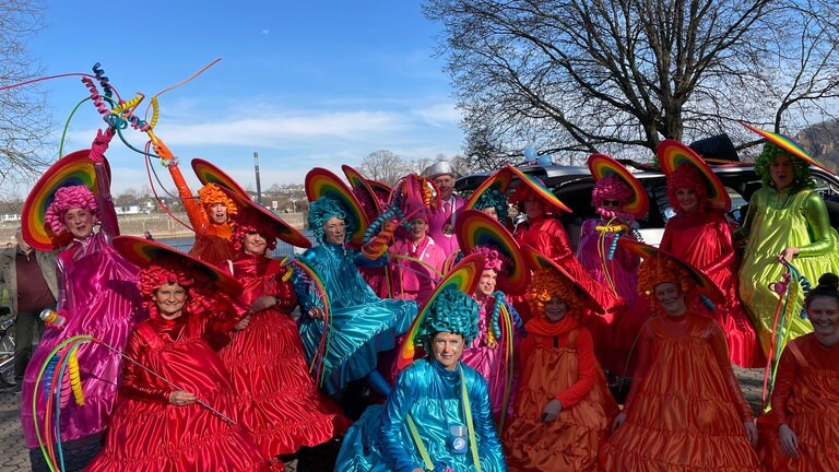 Die "Schwäncha vom Schwanenteich" im Koblenzer Stadtteil Oberwerth in  wunderschönen Kostüme beim Rosenmontagsumzug 2023 in Koblenz