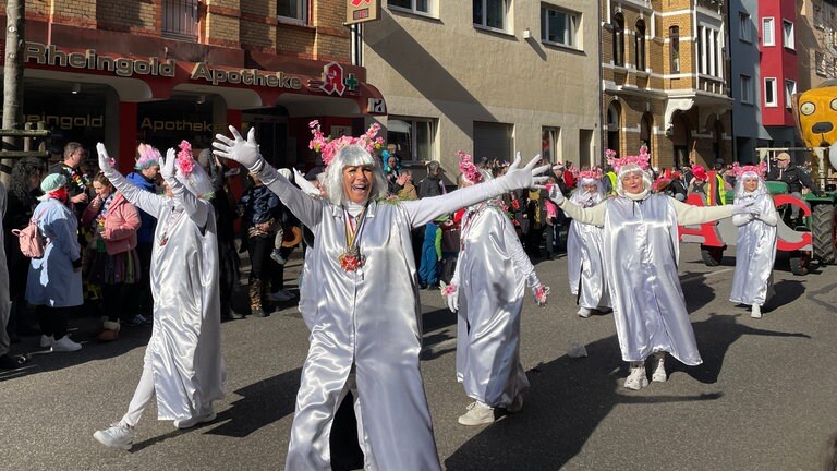 Auch diese Frauen in ihren leuchtend-silbernen Anzügen laufen im Rosenmontagszug 2023 in Koblenz mit. 