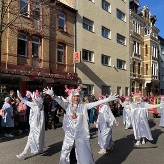 Auch diese Frauen in ihren leuchtend-silbernen Anzügen laufen im Rosenmontagszug 2023 in Koblenz mit. 