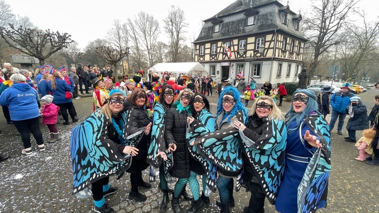 Eine Gruppe Frauen, als Schmetterlinge verkleidet: Auch hier in Bassenheim ist das Rathaus jetzt fest in der Hand der Möhnen. 