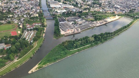 So sehen die Lahnmündung und die Hafenmole in Lahnstein aus der Luft aus