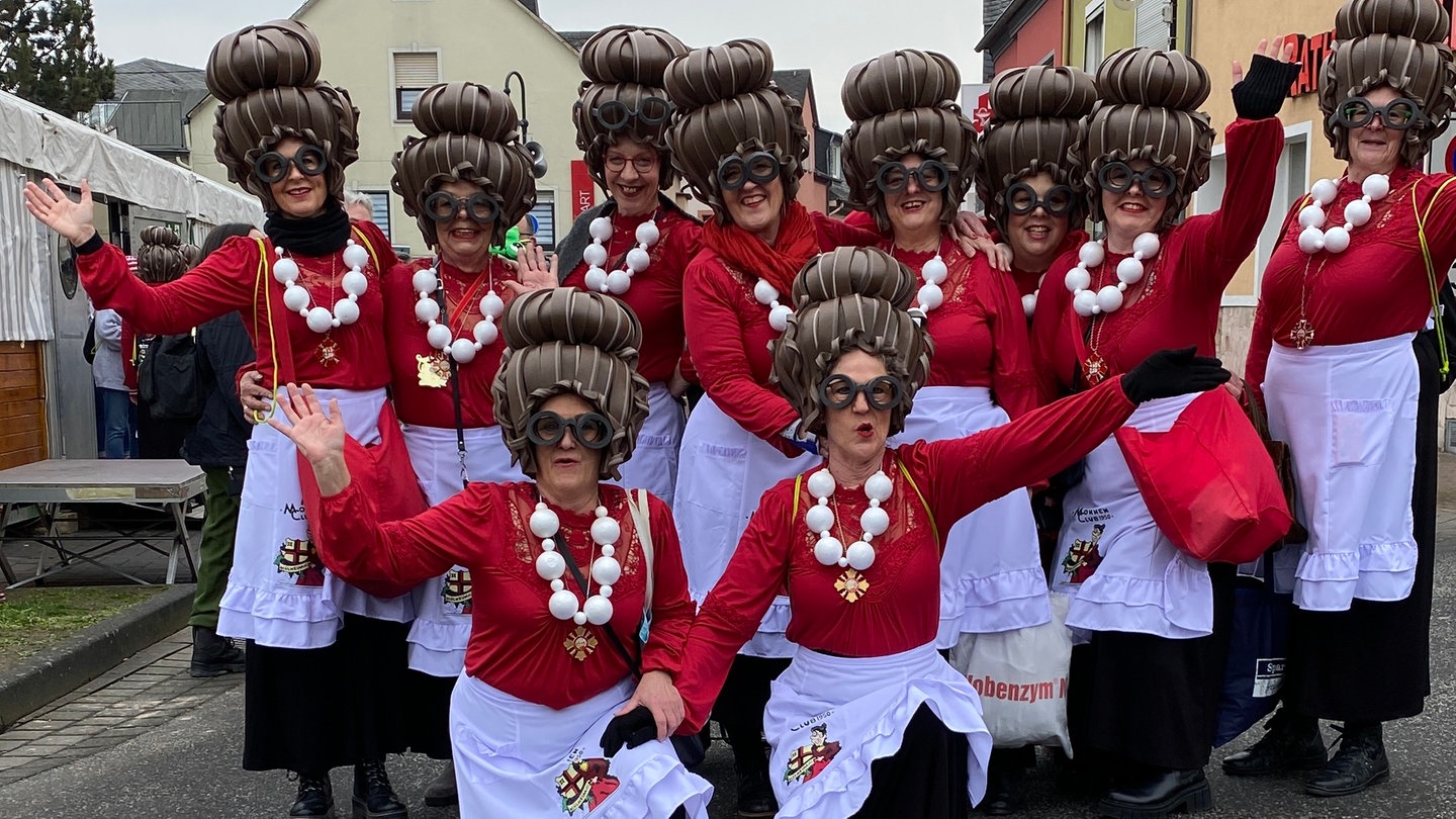 Möhnen in Mülheim-Kärlich mit hochtoupierten Haaren