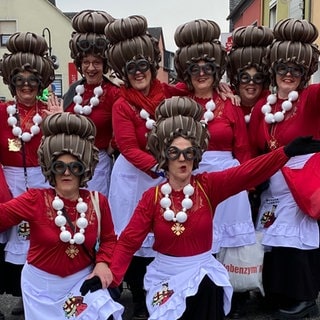 Möhnen in Mülheim-Kärlich mit hochtoupierten Haaren