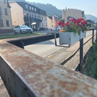 Die Ortsdurchfahrt von Kestert hat keinen Fahrradweg und lediglich einen schmalen Fußgängerweg mit verrostetem Geländer zum Rhein.