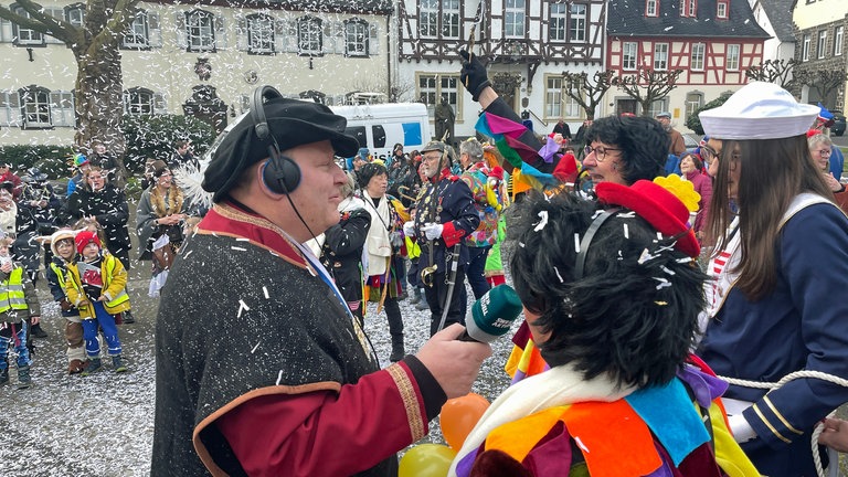 SWR-Reporter Andreas Krisam berichtet live im Radio, wie die Möhnen in Bassenheim die Macht über das Rathaus erringen.