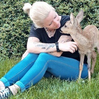 Julia Bravetti von der Wildtierpflegestation Koblenz kümmert sich um ein Kitz. Sie ist eine Preisträgerin des Tierschutzpreises 20024 in Rheinland-Pfalz.