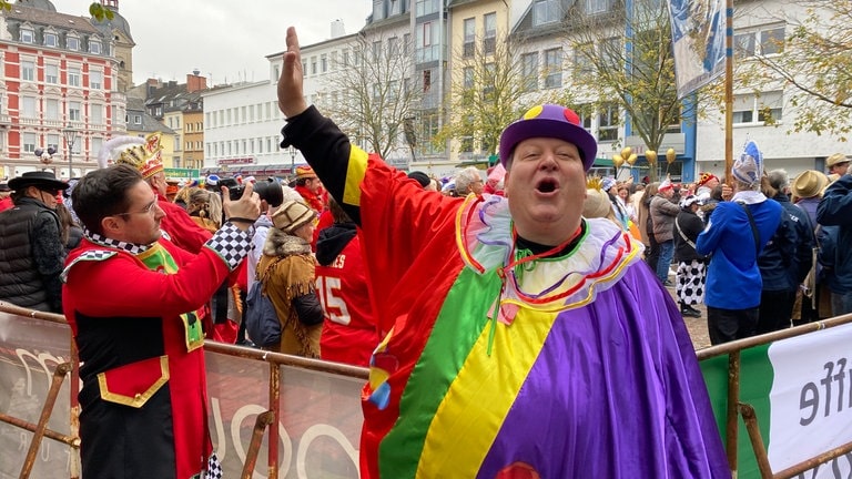 Karnevalsauftakt in Koblenz: Auch SWR-Reporter Andreas Krisam hat sich ins Getümmel gestürzt.