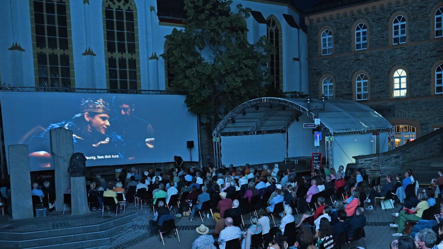 Bei den HEIMAT EUROPA Filmfestspielen 2024 werden die Filme auch wieder im Freien auf dem Fruchtmarkt gezeigt.