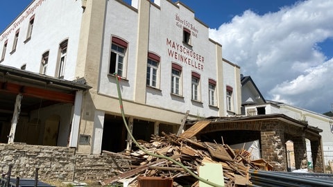 Seit der Flutkatastrophe 2021 ist das Gebäude der Winzergenossenschaft Mayschoss eine Ruine. Es war 1897 errichtet worden. Jetzt wird es abgerissen. 