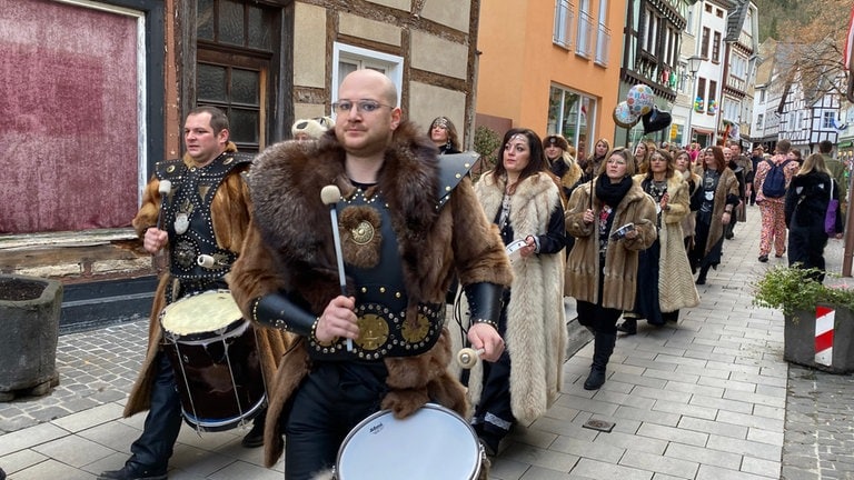 Rosenmontag 2024 in Linz am Rhein: Närrische Horden ziehen durch die Stadt.