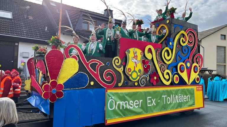 Auch die Örmser Ex-Tollitäten haben ihren Spaß beim Rosenmontagszug 2024 in Urmitz am Rhein.