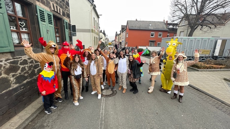 Menschen in bunten Tierkostümen in Mülheim-Kärlich