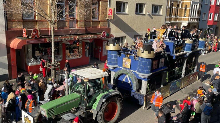 Der Koblenzer Rosenmontagszug rollt durch die Vorstadt.